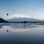 Fuji, the bird and the fisherman - Photographie par Salmon