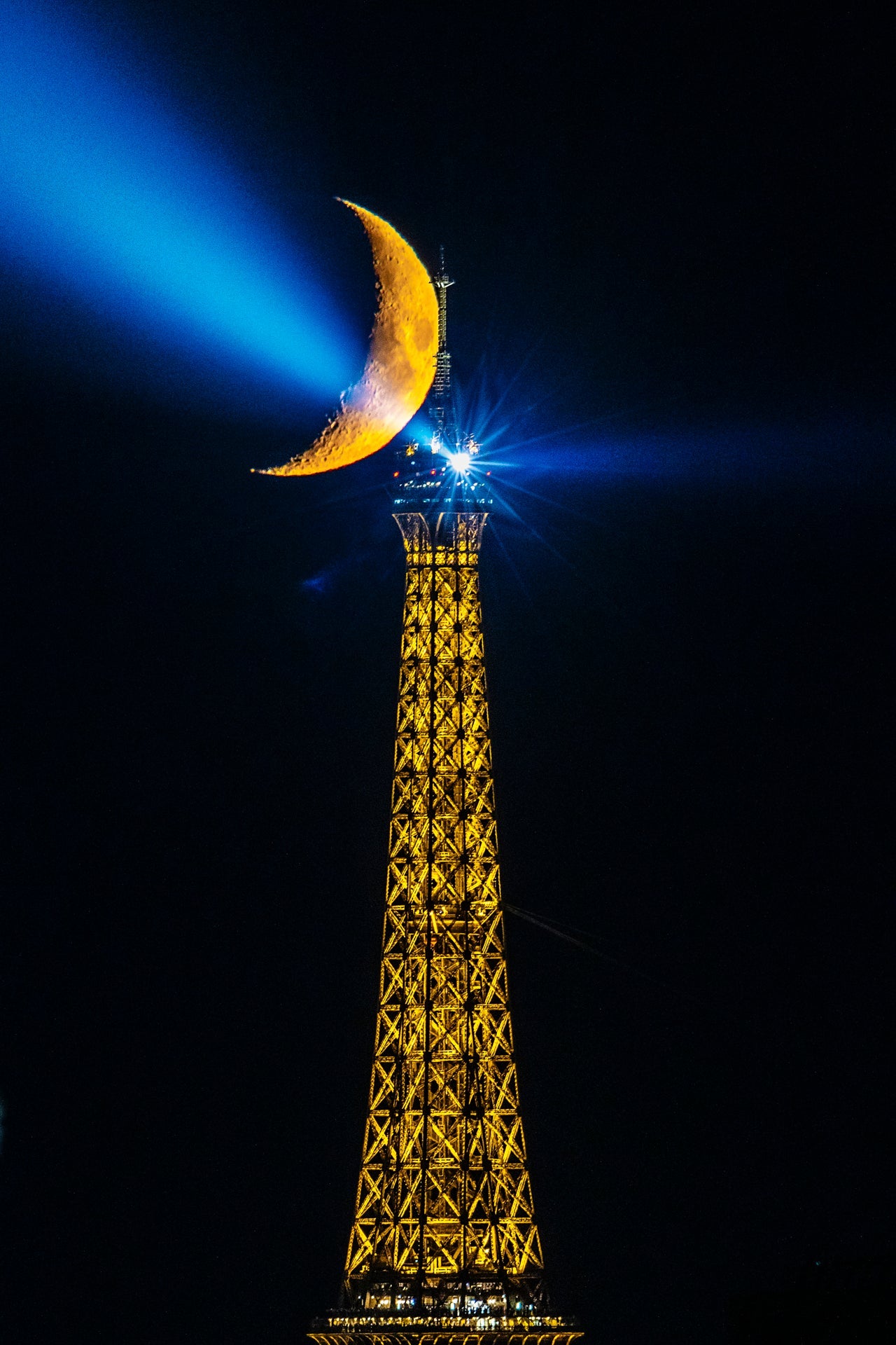 La tour et le croissant - Photographie par Ninin