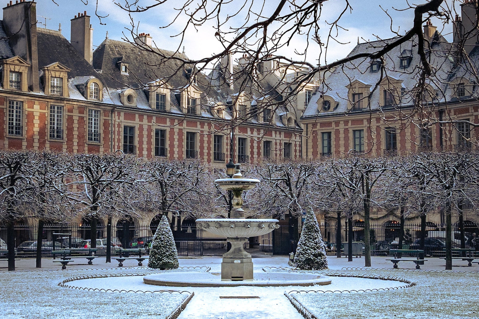 Place des Vosges in White - Photographie par Kretschmer