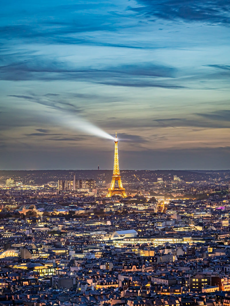 Vue panoramique de Paris au crépuscule avec la Tour Eiffel illuminée par Elisabeth Argillier
