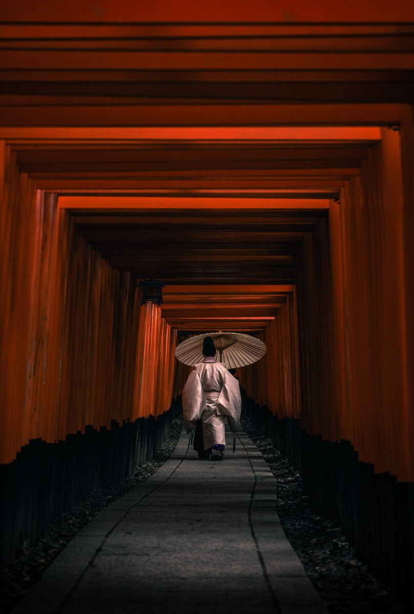 The Monk of Fushimi Inari Taisha - Photographie par Salmon